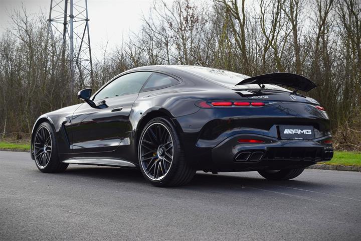 Sort Mercedes AMG fra 2025