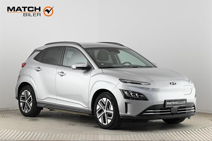 Sølv Hyundai Kona fra 2022 set udefra