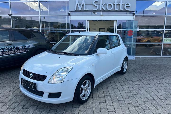 Hvid Suzuki Swift fra 2009 set udefra