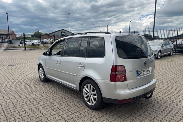 Sølv VW Touran fra 2006