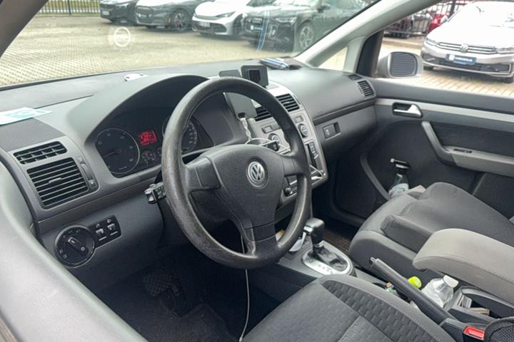 Sølv VW Touran fra 2006