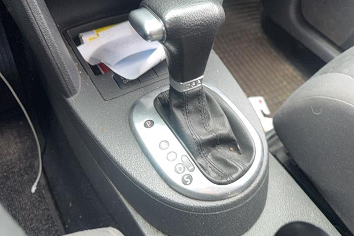Sølv VW Touran fra 2006