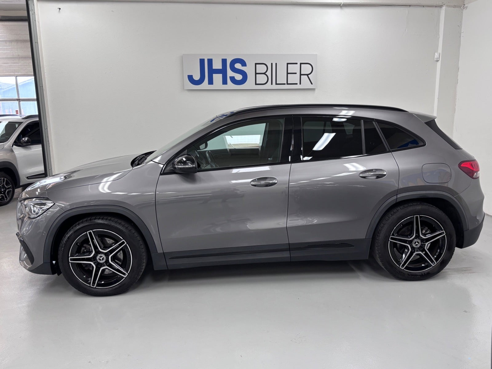 Grå Mercedes GLA200 d fra 2022