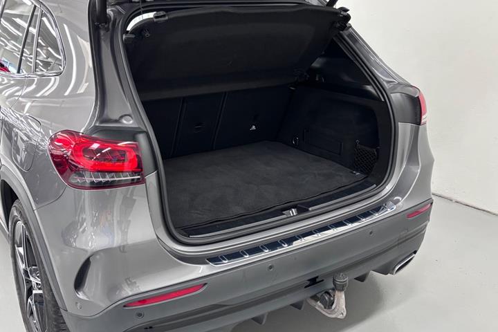 Grå Mercedes GLA200 d fra 2022