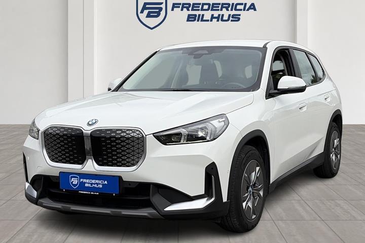 Hvid BMW iX1 fra 2024 set udefra