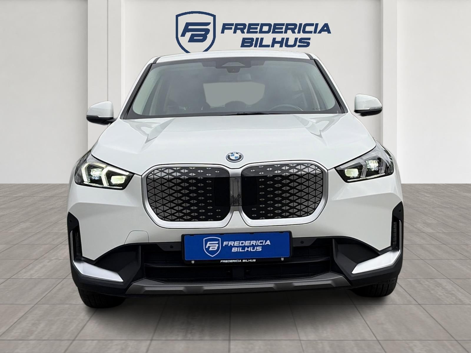 Hvid BMW iX1 fra 2024
