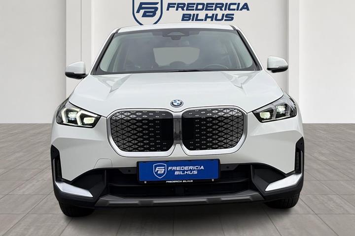 Hvid BMW iX1 fra 2024