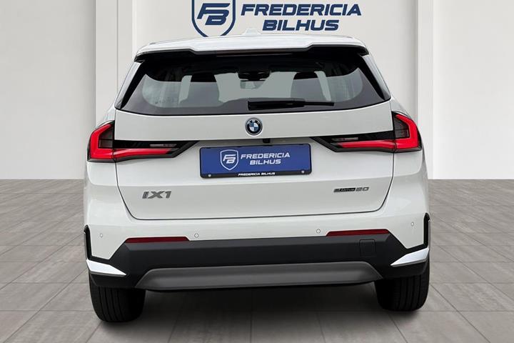 Hvid BMW iX1 fra 2024