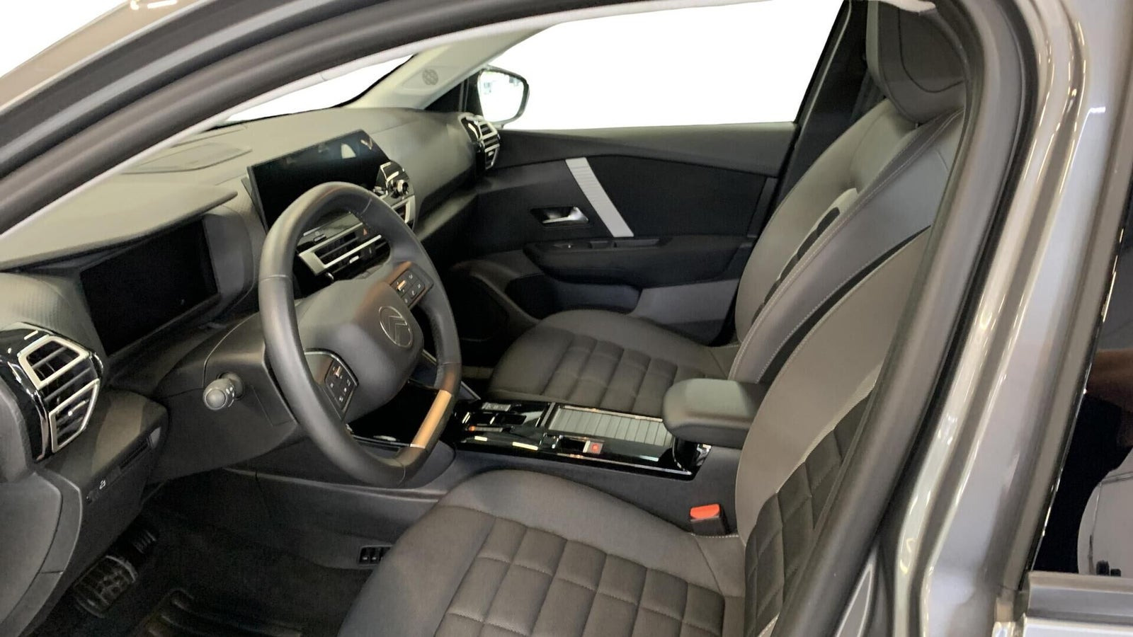 Grå Citroën ë-C4 X fra 2025
