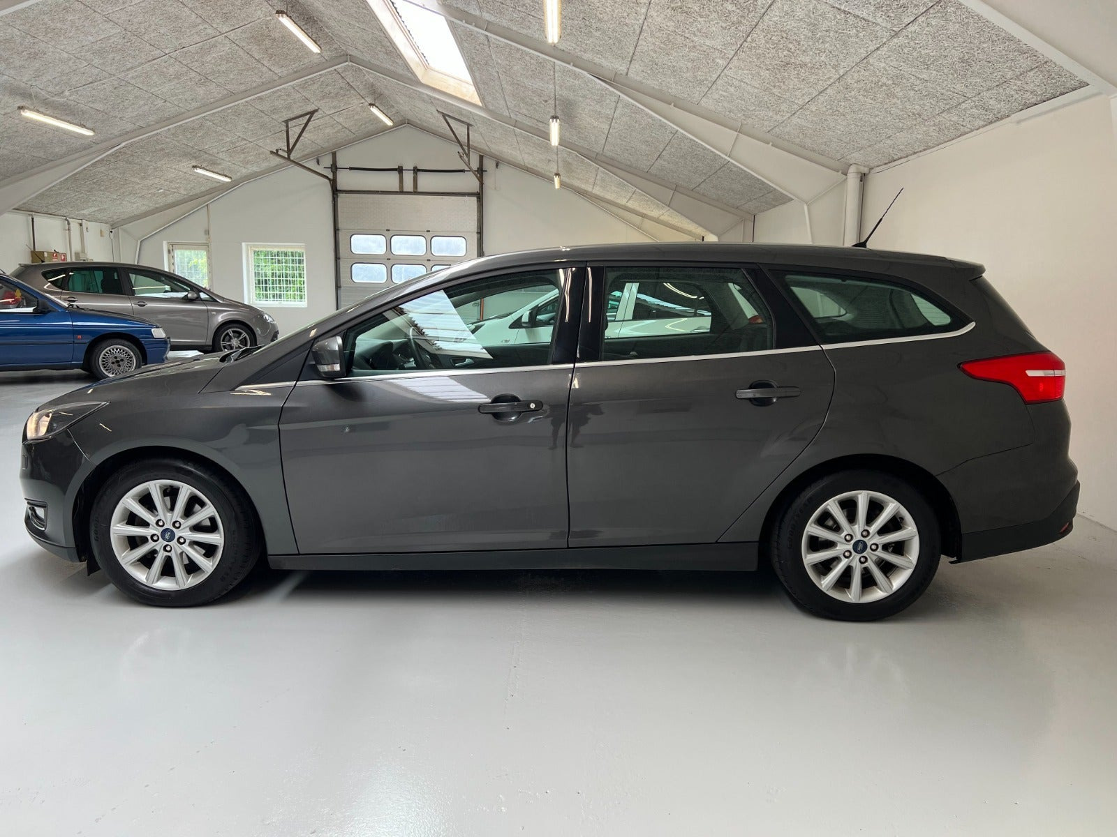 Grå Ford Focus fra 2015