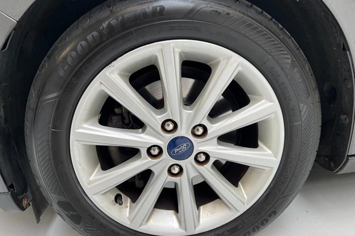 Grå Ford Focus fra 2015