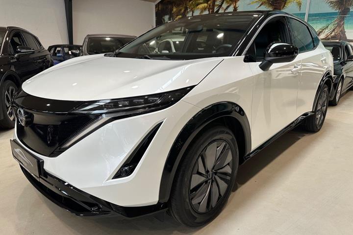 Hvid Nissan Ariya fra 2024 set udefra