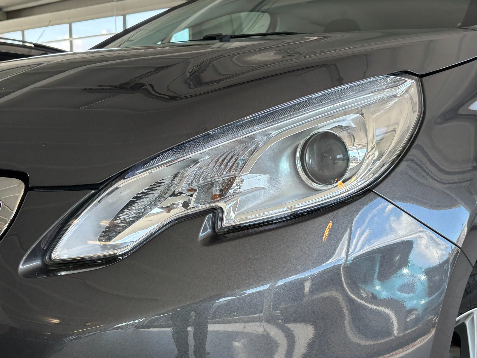 Grå Peugeot 2008 fra 2016