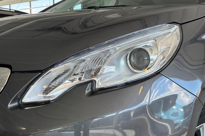 Grå Peugeot 2008 fra 2016