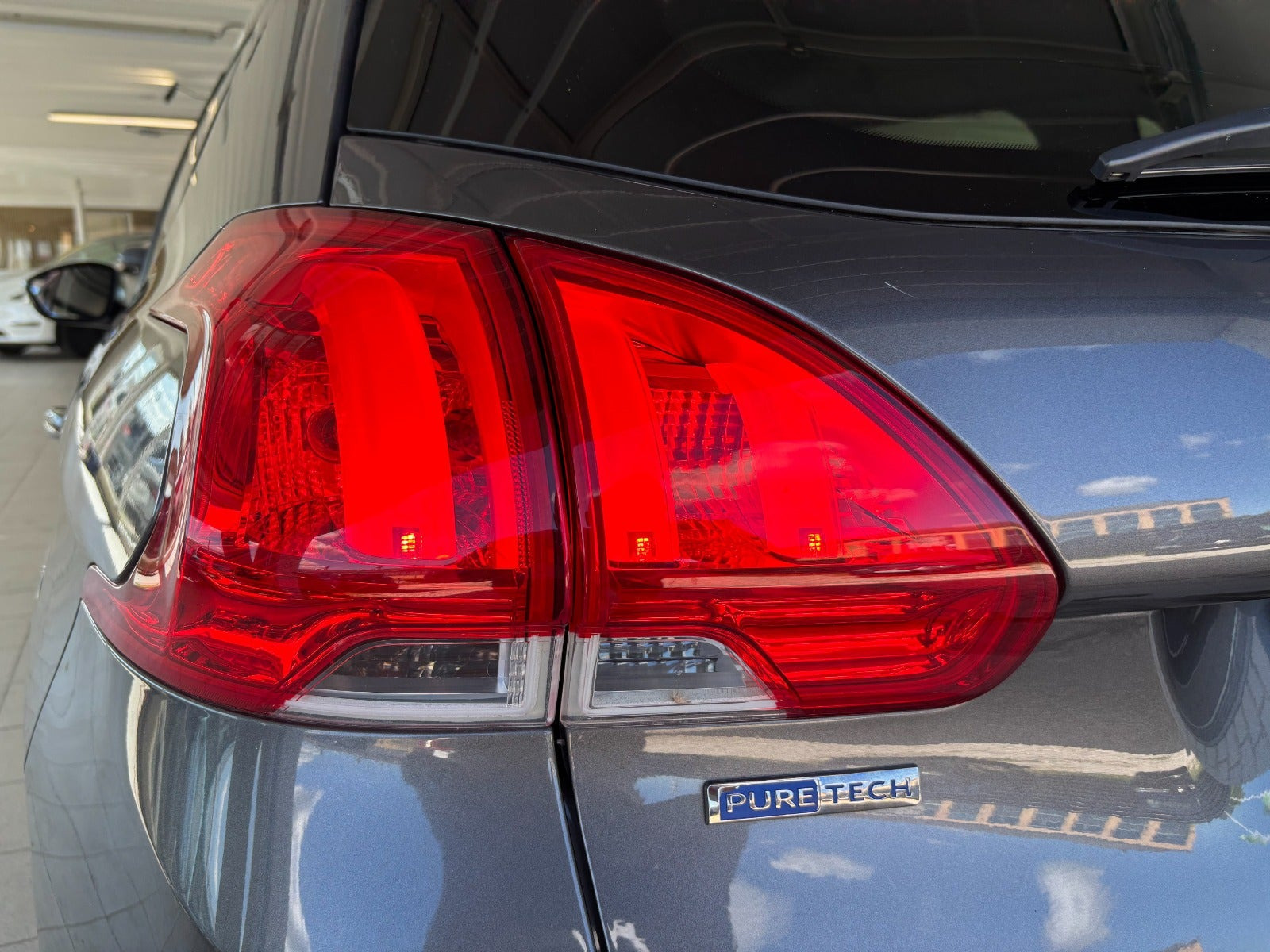 Grå Peugeot 2008 fra 2016
