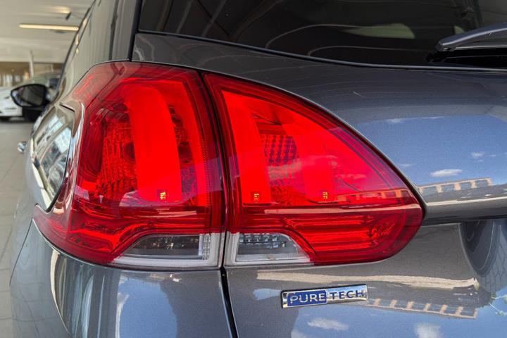 Grå Peugeot 2008 fra 2016