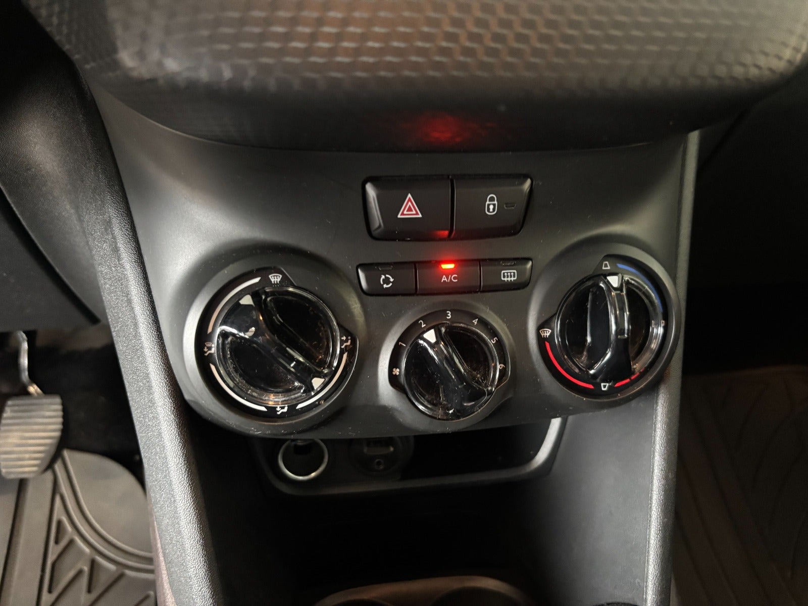 Grå Peugeot 2008 fra 2016