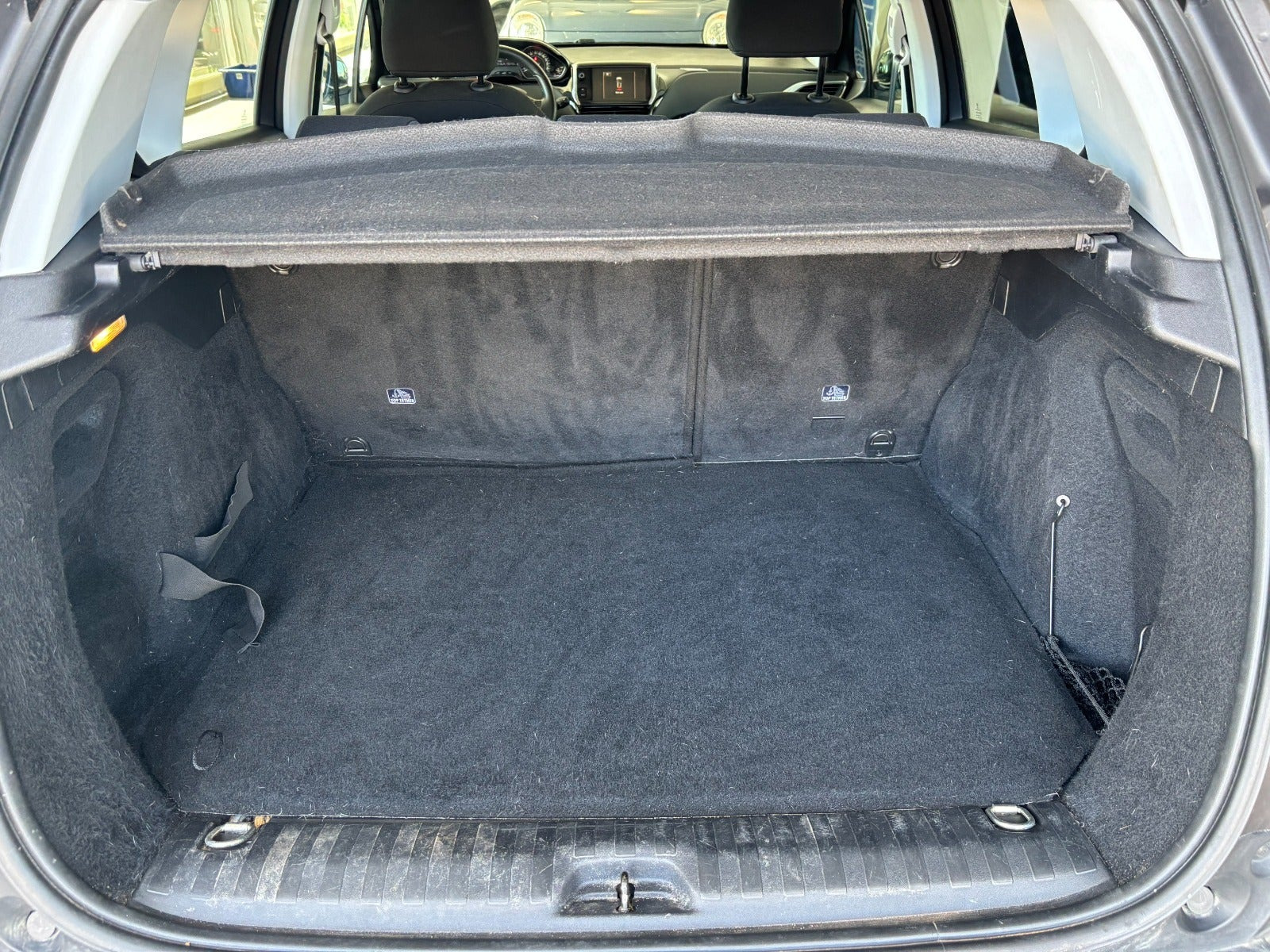 Grå Peugeot 2008 fra 2016