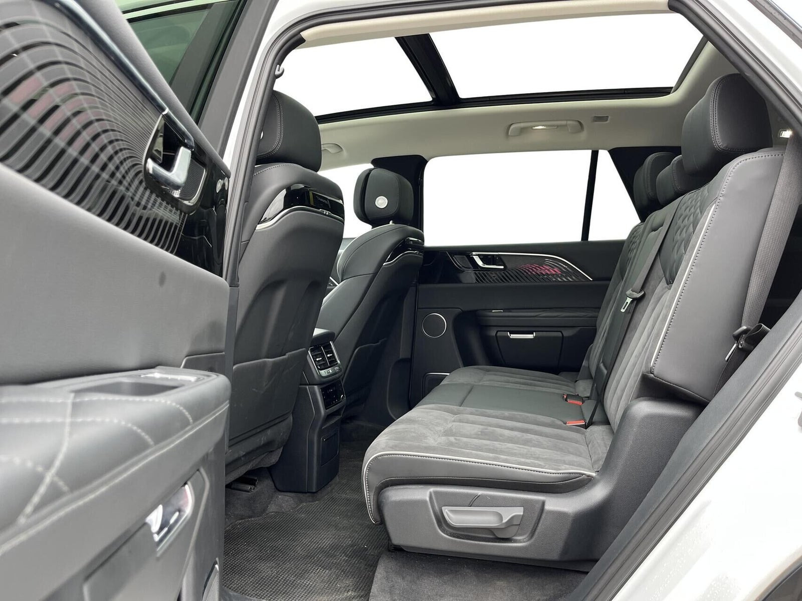 Hvid Hongqi E-HS9 fra 2024