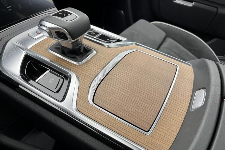 Hvid Hongqi E-HS9 fra 2024