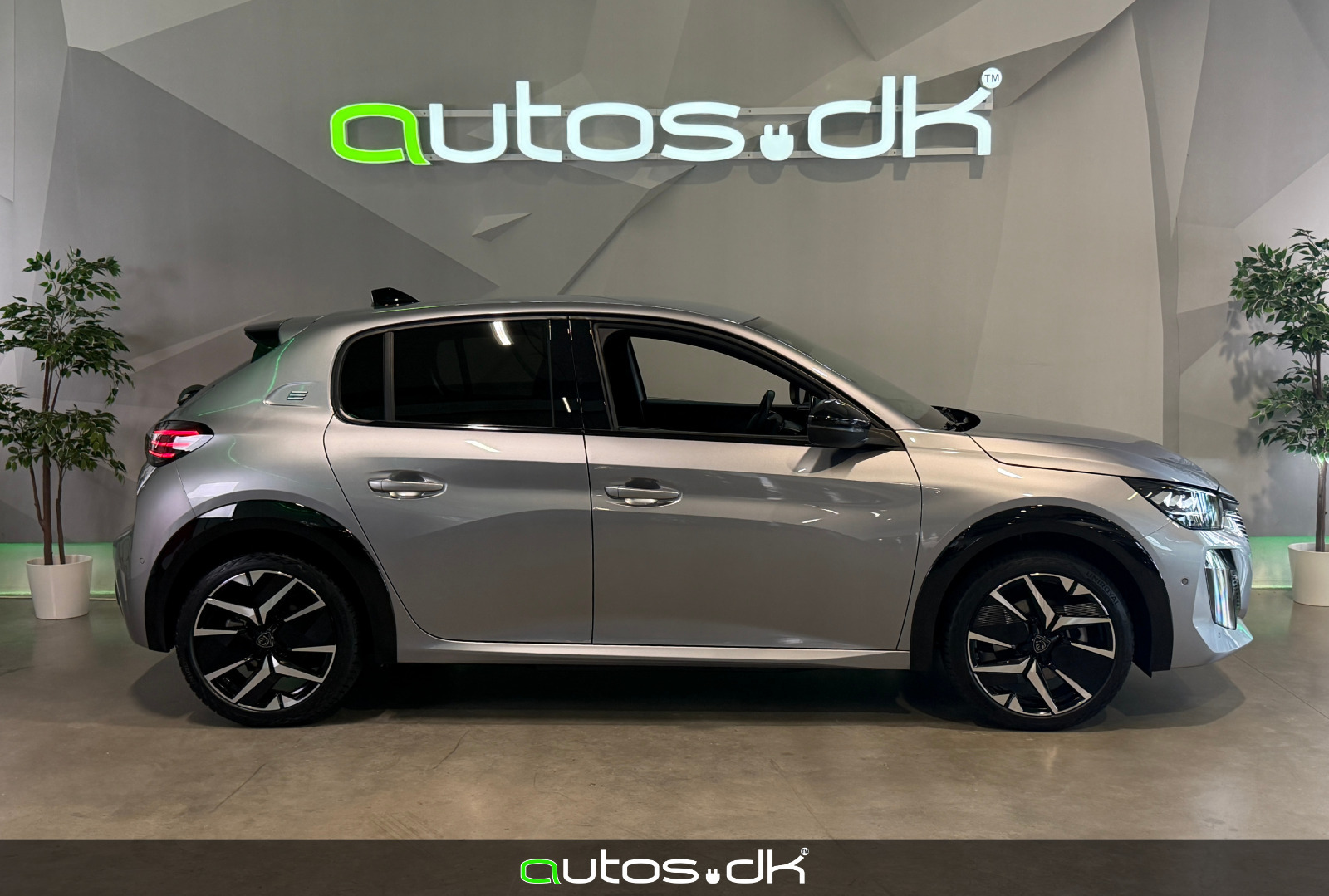 Sølv Peugeot e-208 fra 2024