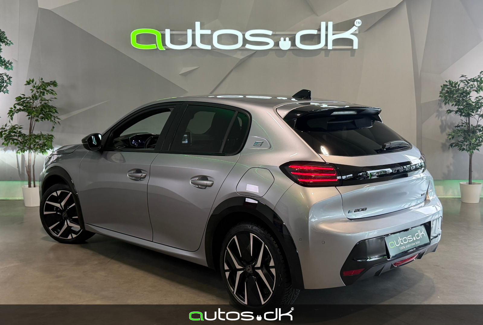 Sølv Peugeot e-208 fra 2024