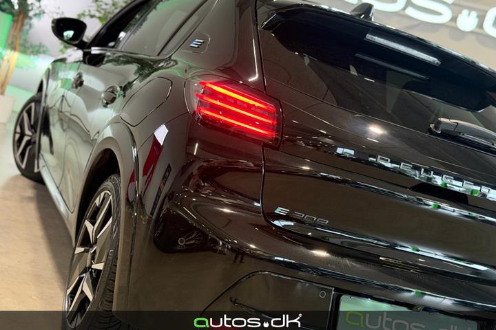 Sort Peugeot e-208 fra 2024