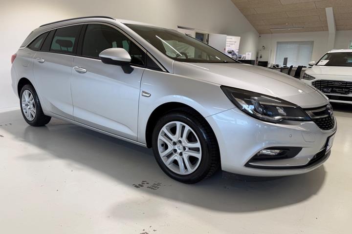 Sølv Opel Astra fra 2018 set udefra