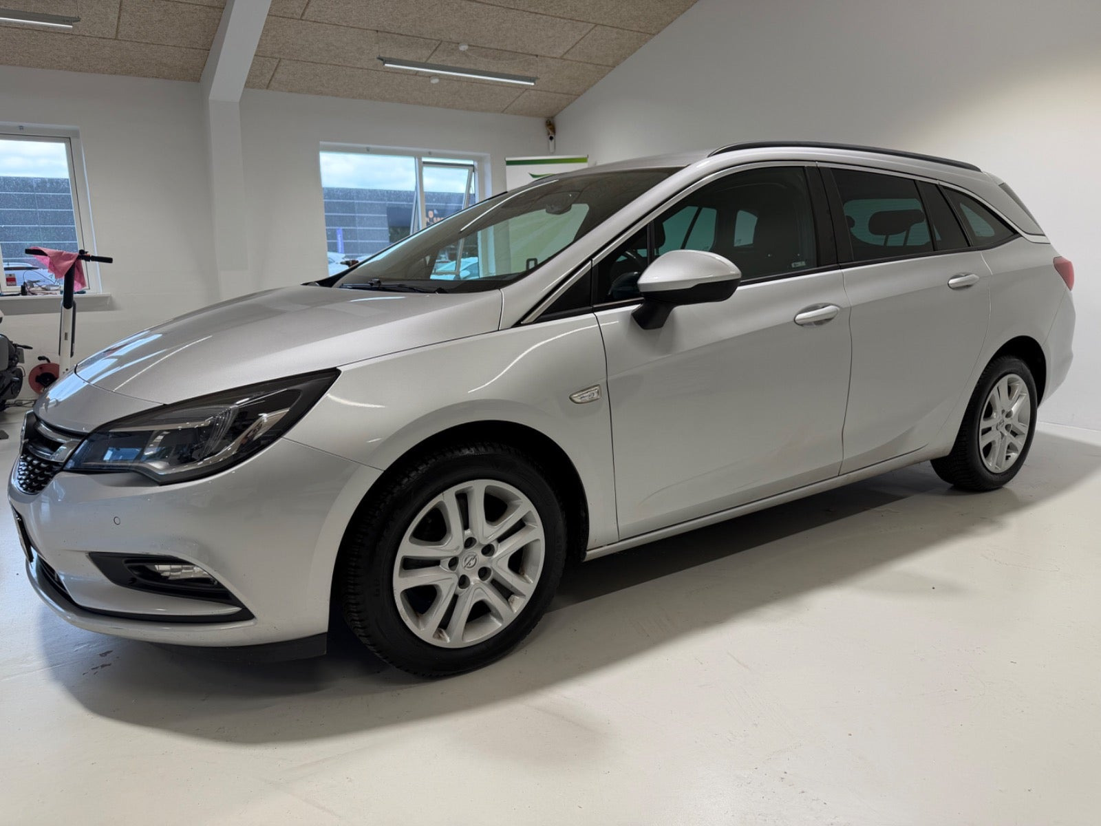 Sølv Opel Astra fra 2018