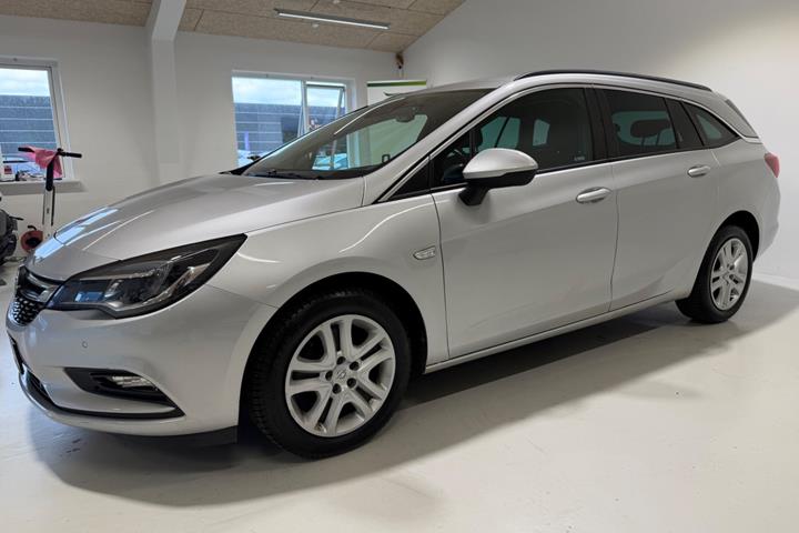 Sølv Opel Astra fra 2018
