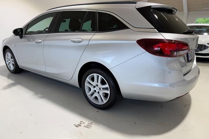 Sølv Opel Astra fra 2018