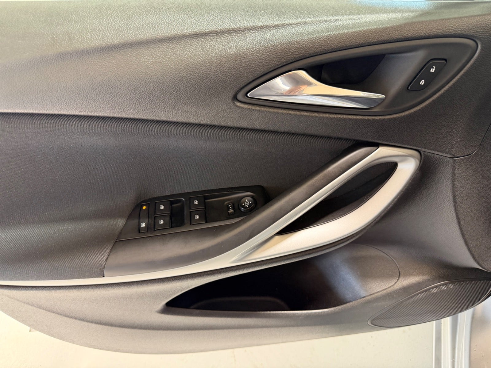 Sølv Opel Astra fra 2018