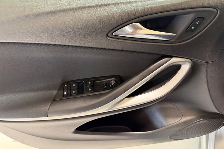 Sølv Opel Astra fra 2018