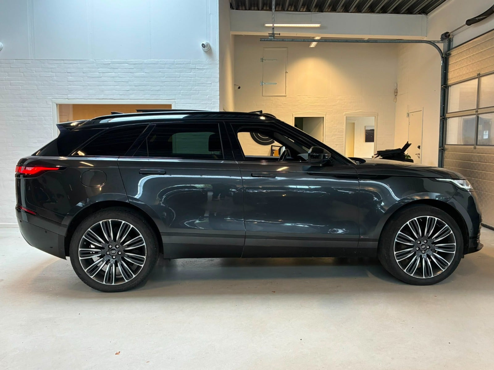 Grå Land Rover Range Rover Velar fra 2018