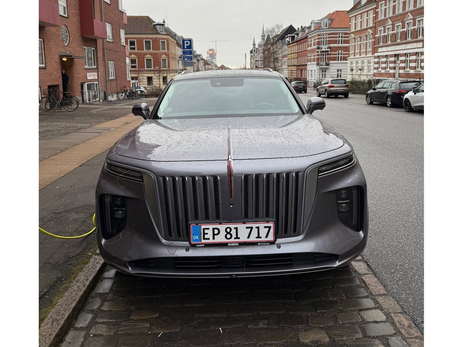Grå Hongqi E-HS9 fra 2024