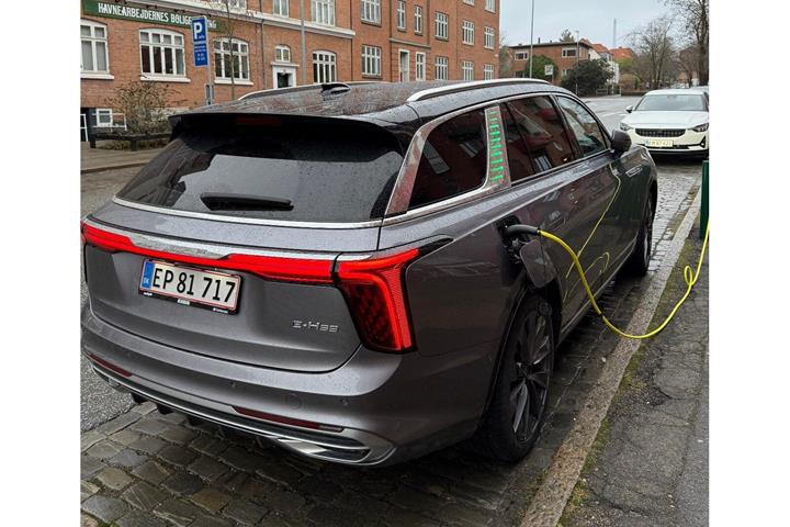 Grå Hongqi E-HS9 fra 2024