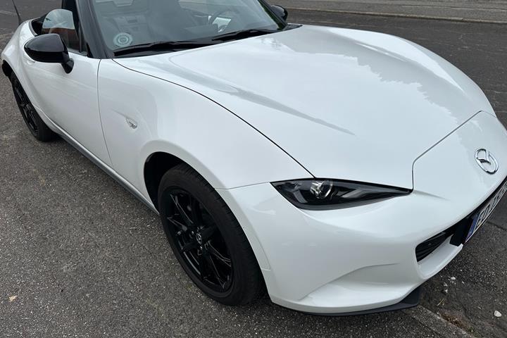 Hvid Mazda MX-5 fra 2024 set udefra
