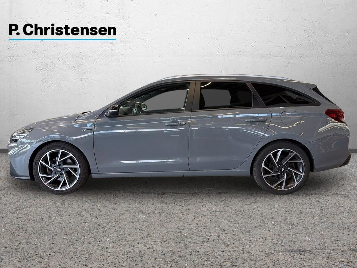 Grå Hyundai i30 fra 2022