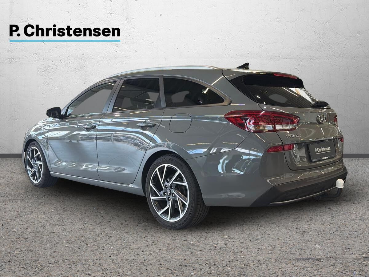 Grå Hyundai i30 fra 2022