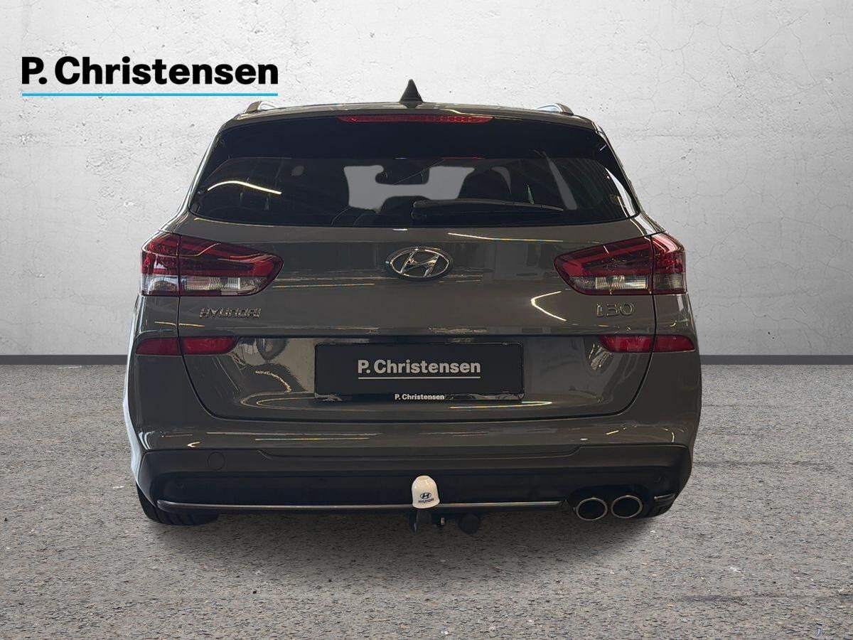 Grå Hyundai i30 fra 2022