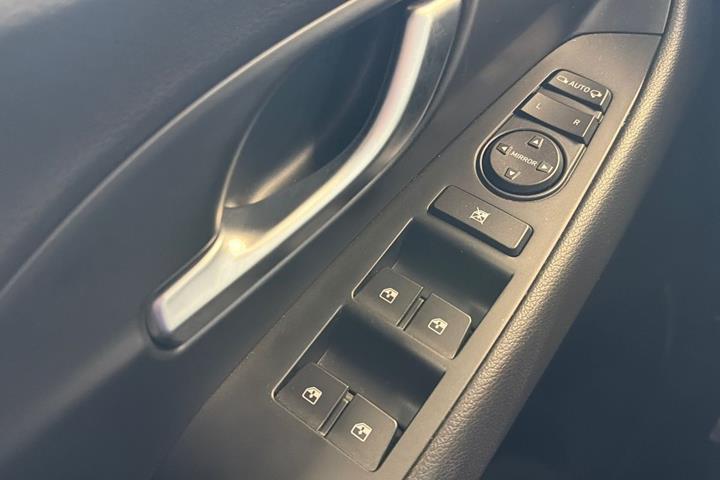 Grå Hyundai i30 fra 2022