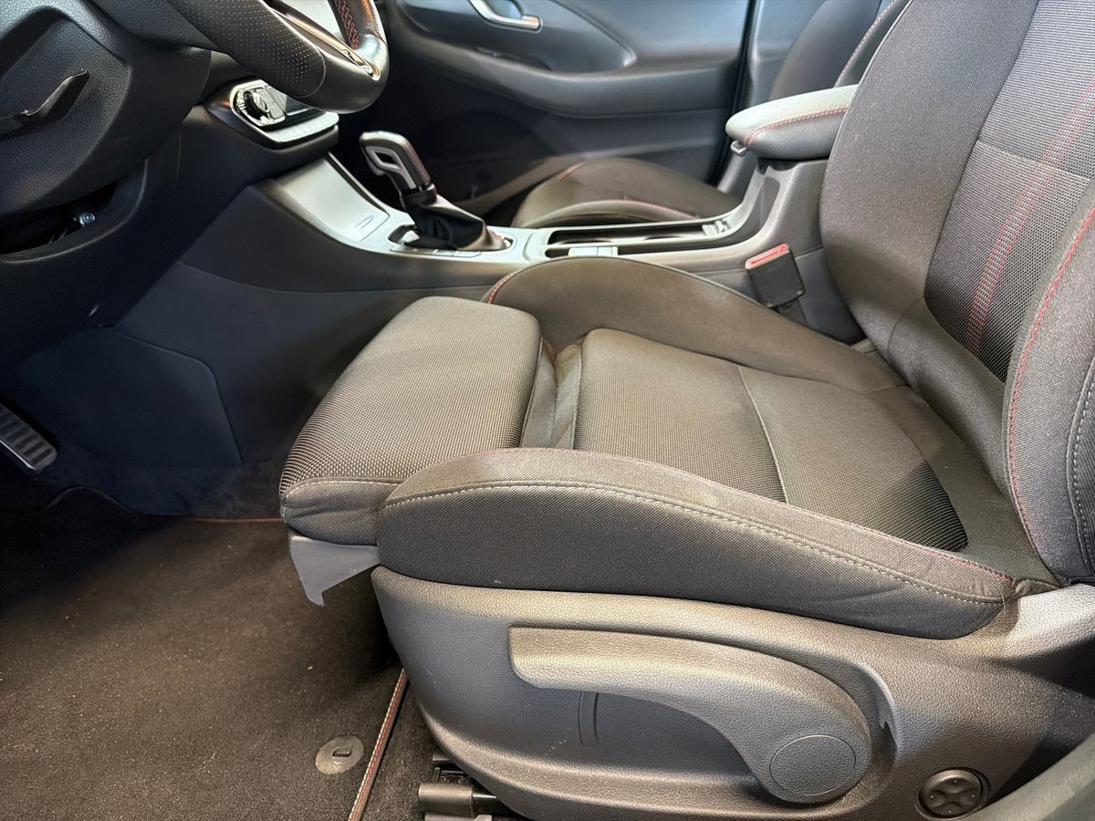Grå Hyundai i30 fra 2022