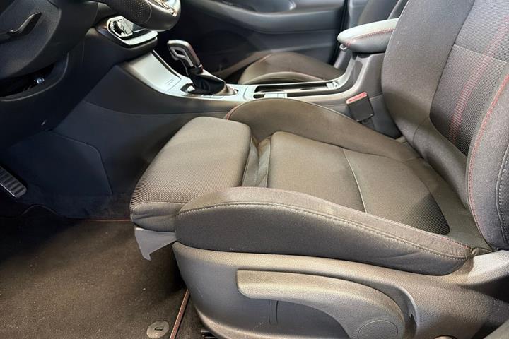 Grå Hyundai i30 fra 2022