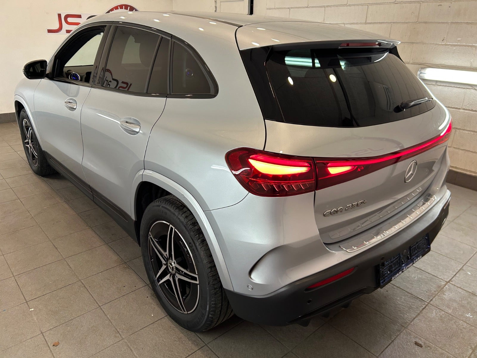 Sølv Mercedes EQA250+ fra 2024