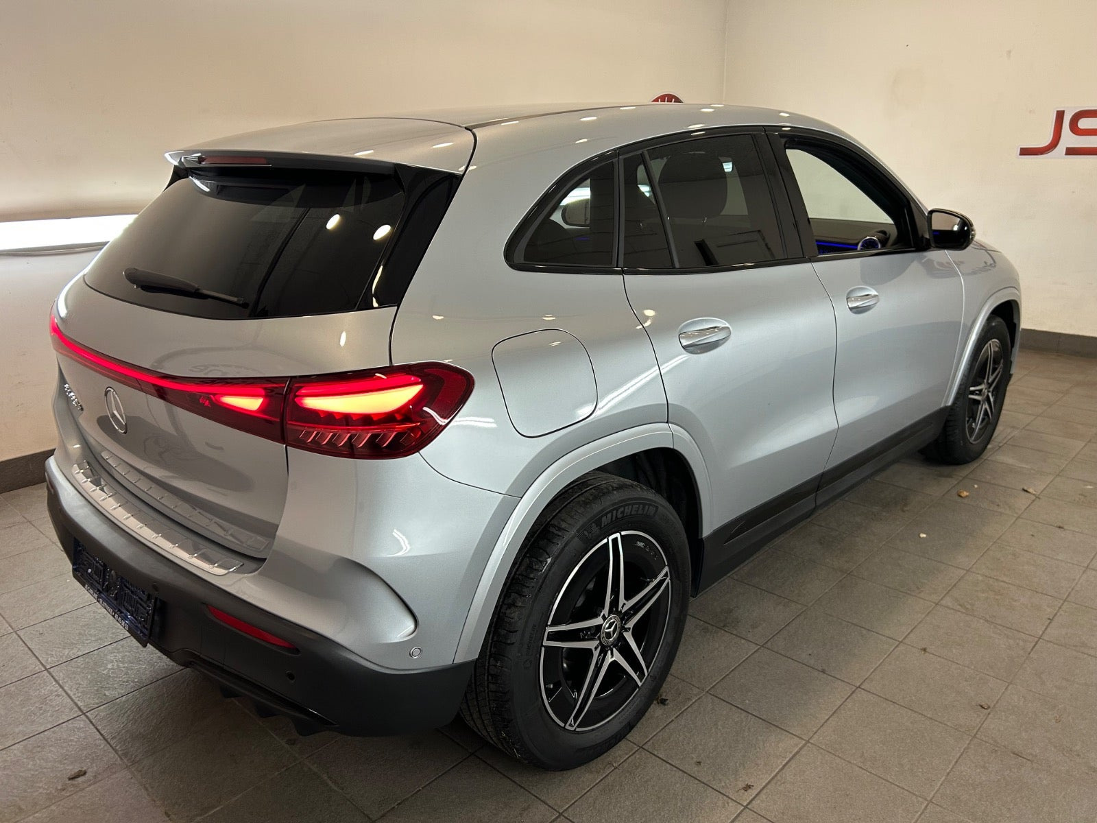 Sølv Mercedes EQA250+ fra 2024