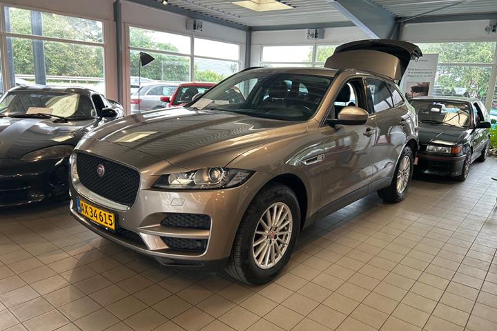 Beige Jaguar F-Pace fra 2017