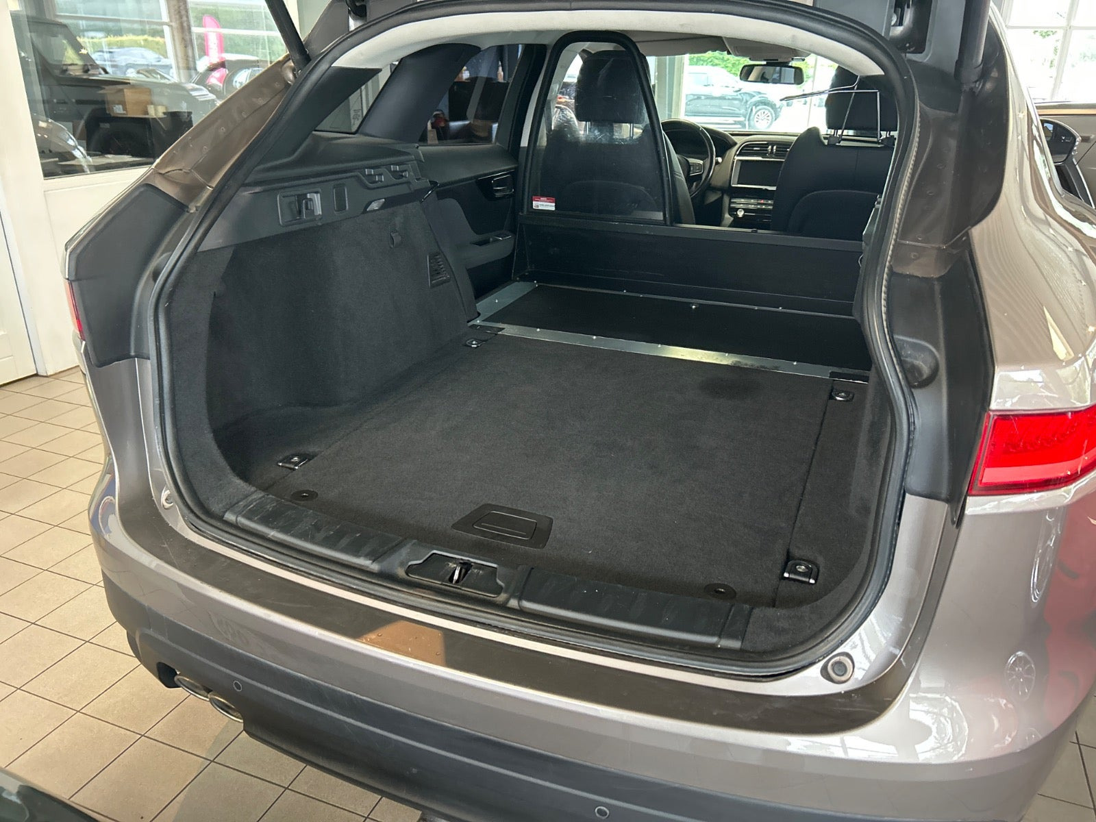 Beige Jaguar F-Pace fra 2017