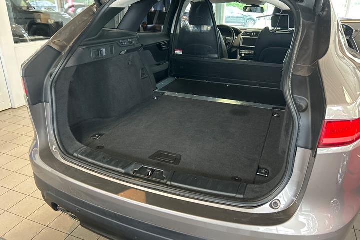 Beige Jaguar F-Pace fra 2017