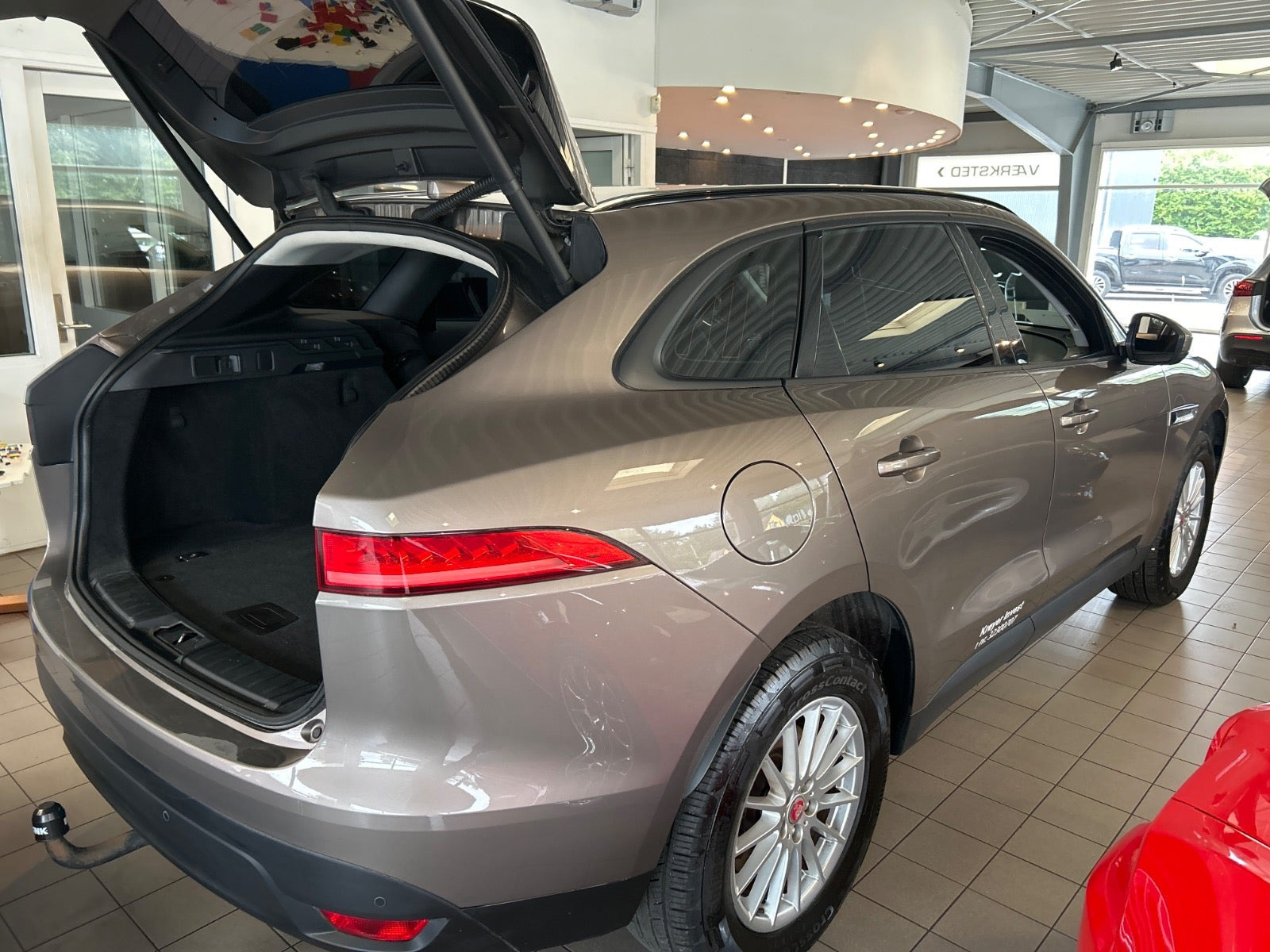 Beige Jaguar F-Pace fra 2017