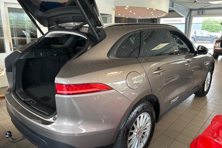 Beige Jaguar F-Pace fra 2017